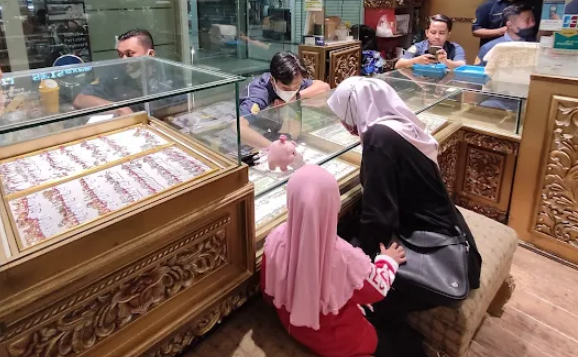 Harga Emas Sedang Tinggi, Toko Emas di Malang Ramai Didatangi Warga