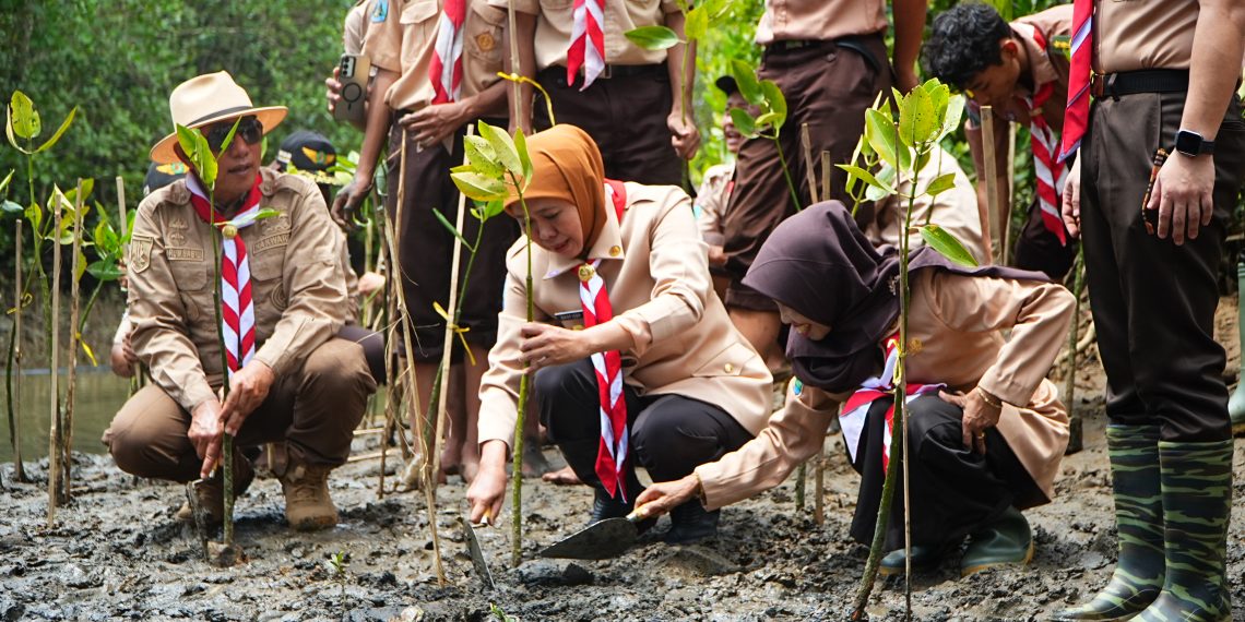 Sedekah Oksigen lewat Menanam Mangrove, Kak Khofifah Ajak Pramuka Jatim Jadi Motor Gerakan Kolektif Pelestarian Lingkungan