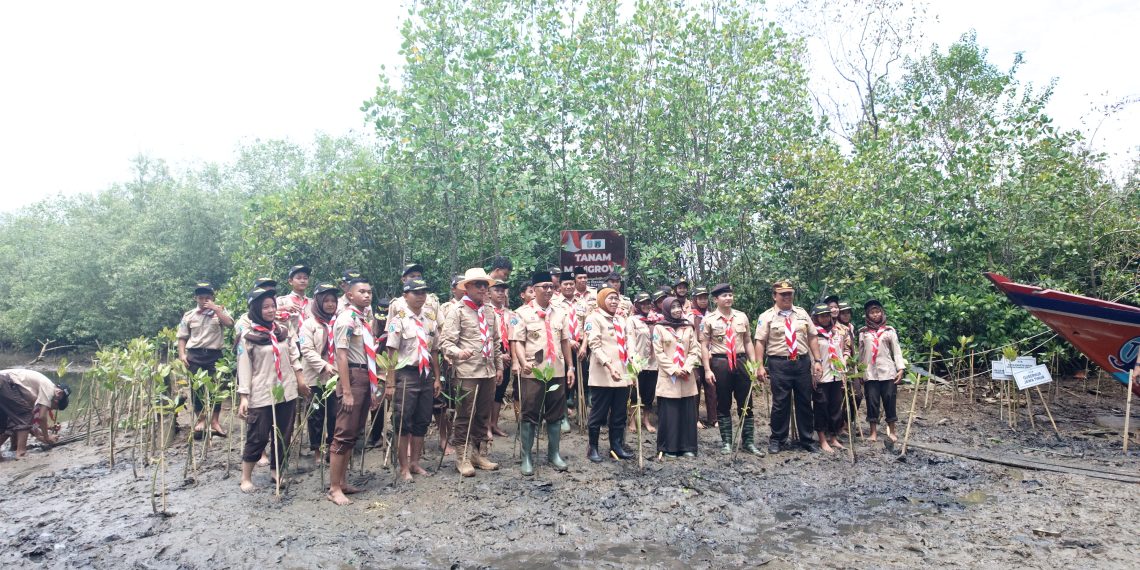 Wawasan Kebangsaan dan Bakti Masyarakat, Kak Khofifah Bersama 3.000 Pramuka Kwarda Jatim Bersih-Bersih dan Tanam Mangrove di Pantai Cengkrong