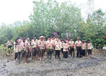 Wawasan Kebangsaan dan Bakti Masyarakat, Kak Khofifah Bersama 3.000 Pramuka Kwarda Jatim Bersih-Bersih dan Tanam Mangrove di Pantai Cengkrong