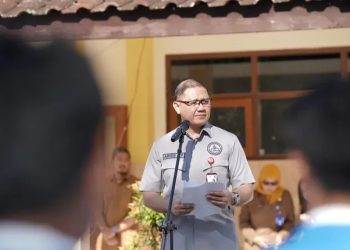 Kadindik Jatim Pimpin Upacara di SMKN 1 Ampelgading, Tekankan Disiplin dan Hemat Energi