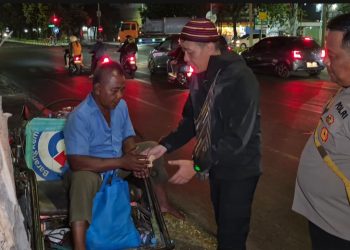 JUPE Malam Polsek Gubeng: Patroli Cegah Kriminalitas Sembari Bagikan Sembako kepada Pejuang Rupiah